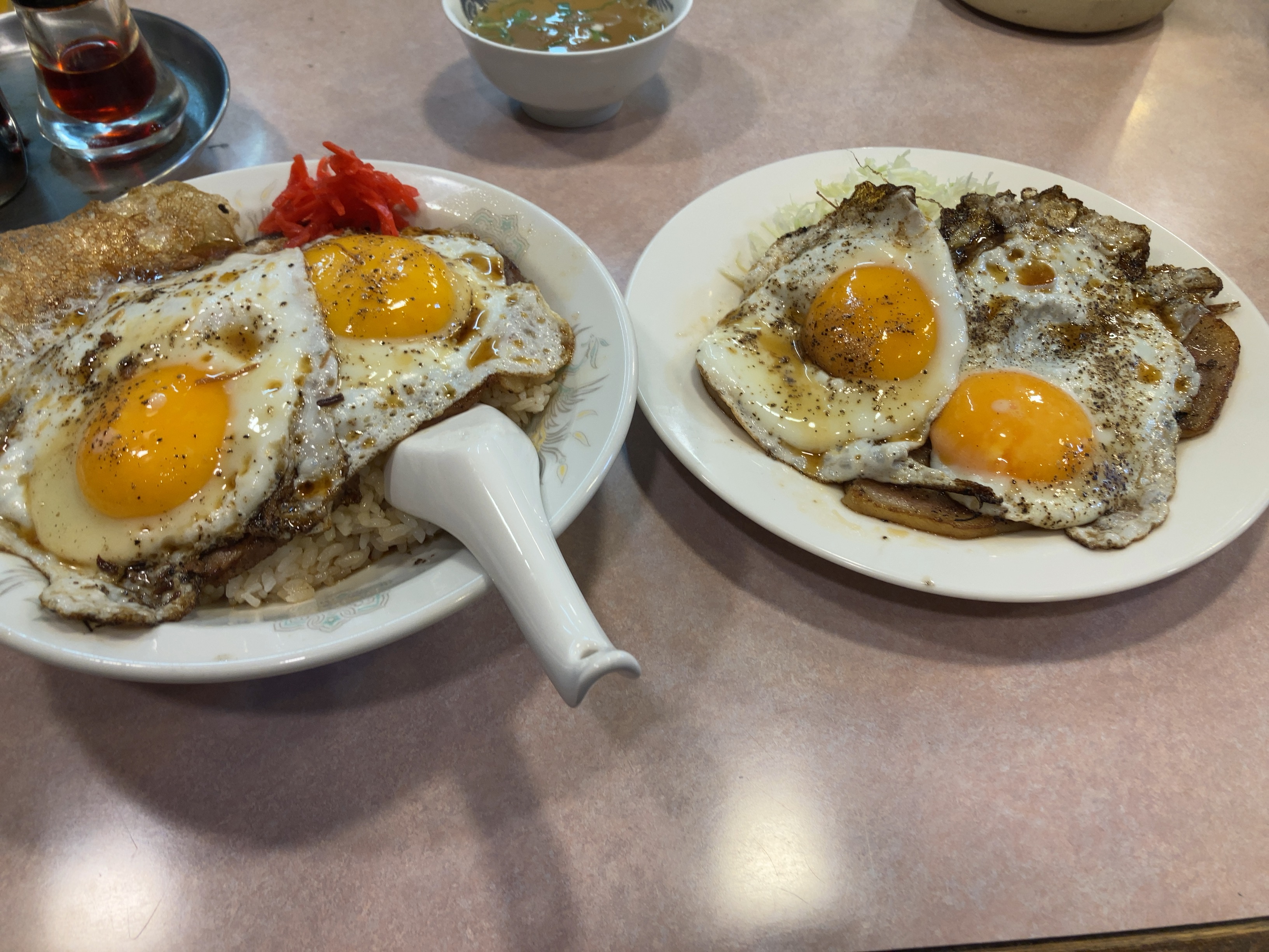 チャーシューエッグ丼と、目玉焼きとチャーシューの皿