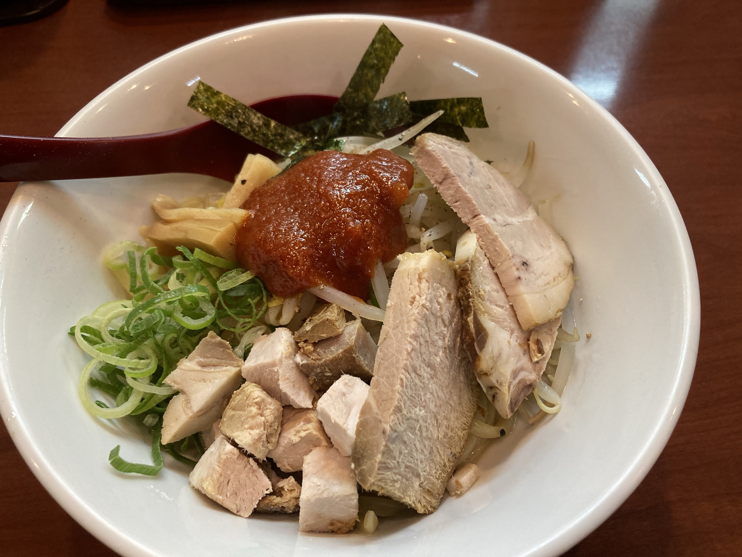 チャーシュー、ねぎ、メンマ、海苔がのった油そば