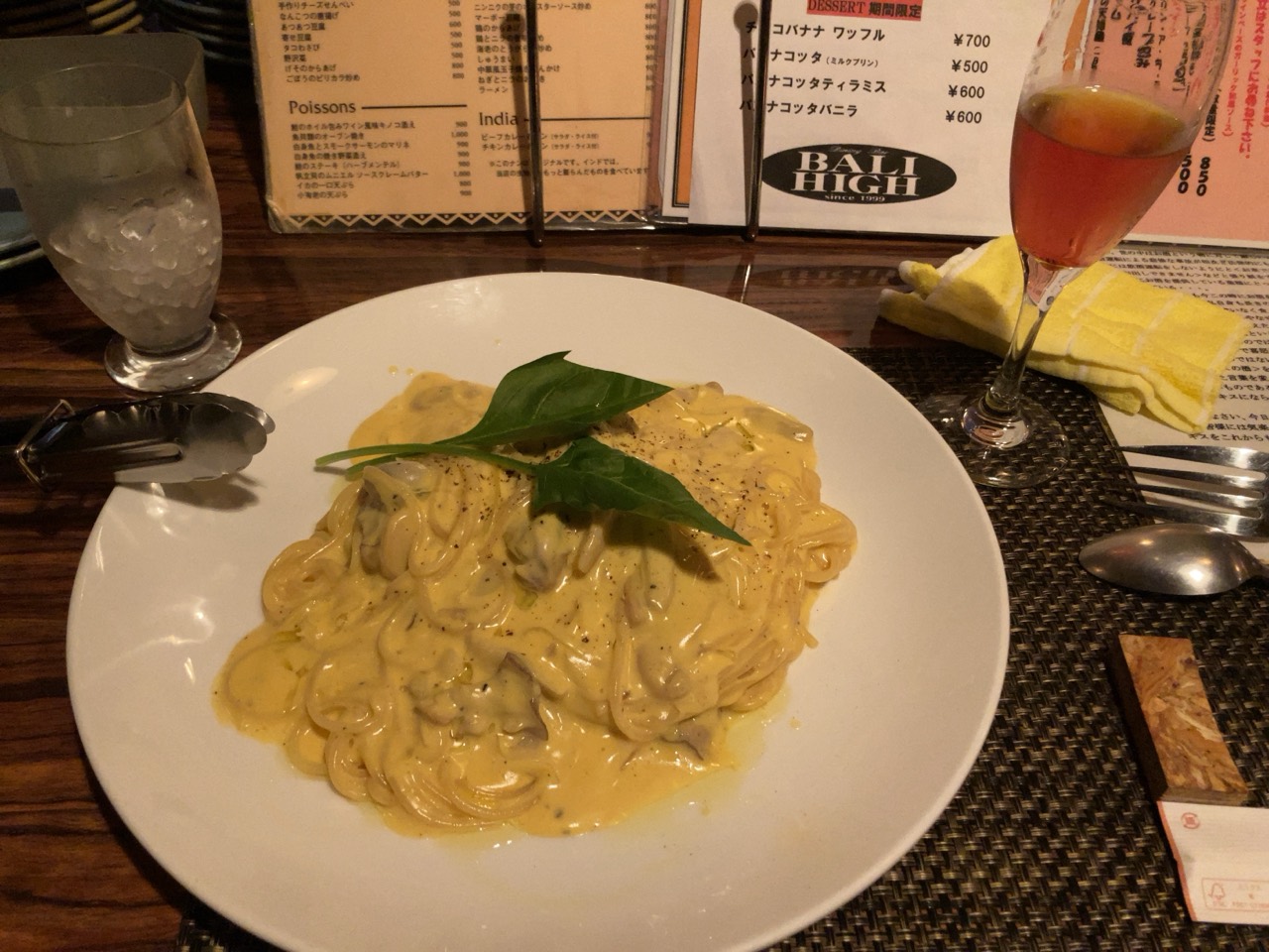 白い皿に盛られたカルボナーラ