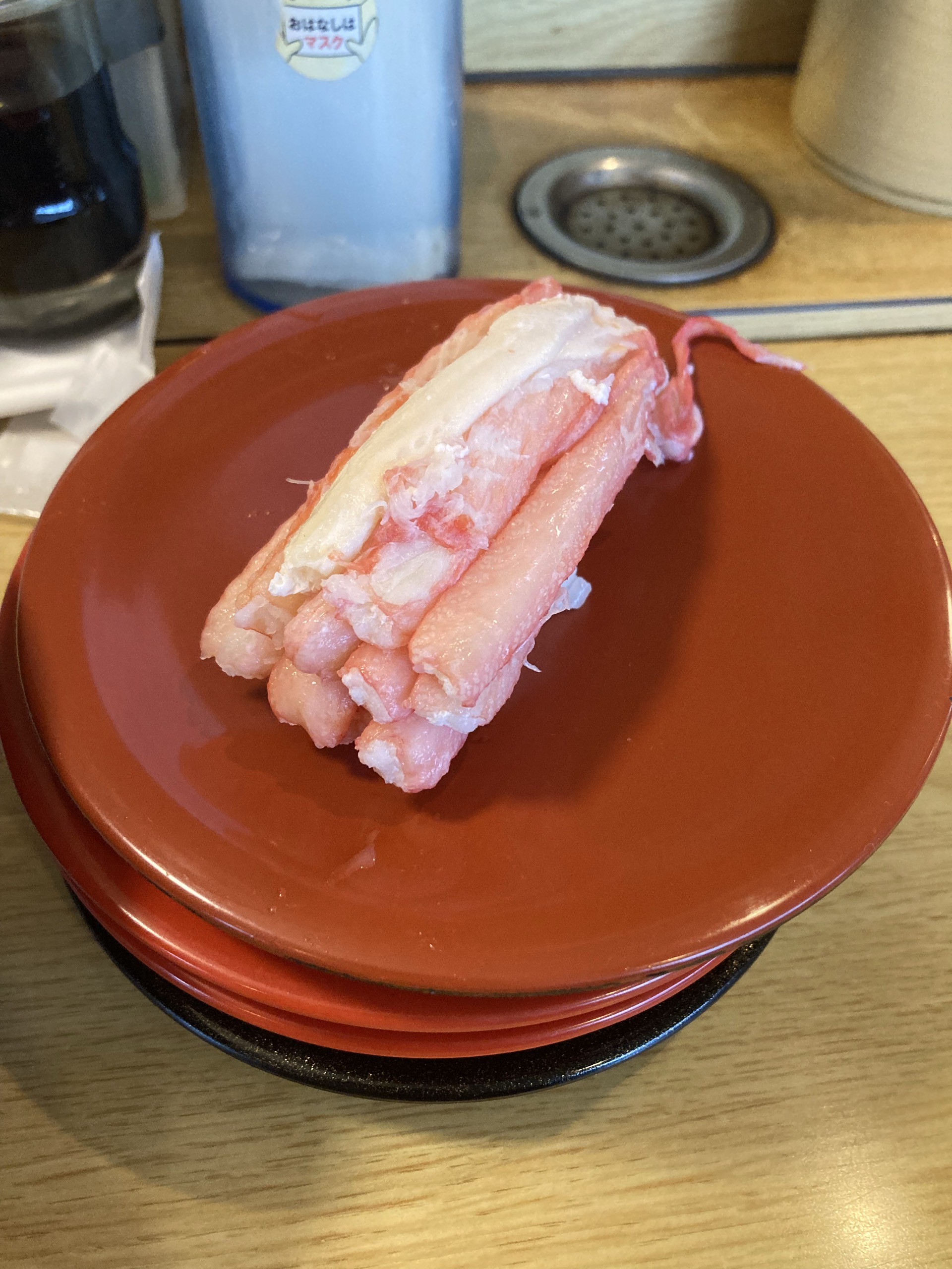 赤い皿に盛られたカニの身
