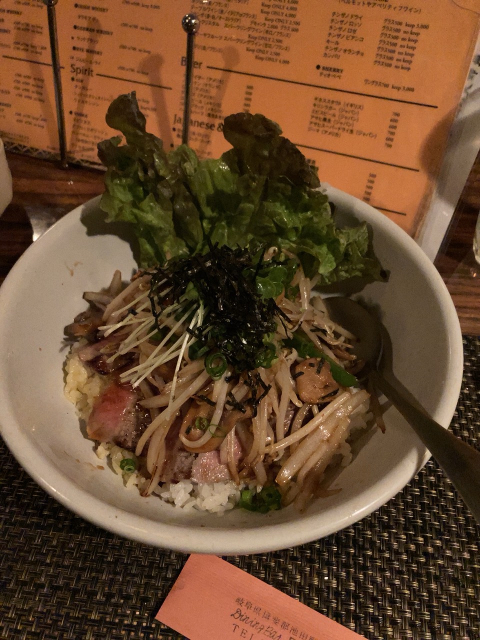 ステーキ、もやし、刻み海苔などがのったステーキライス