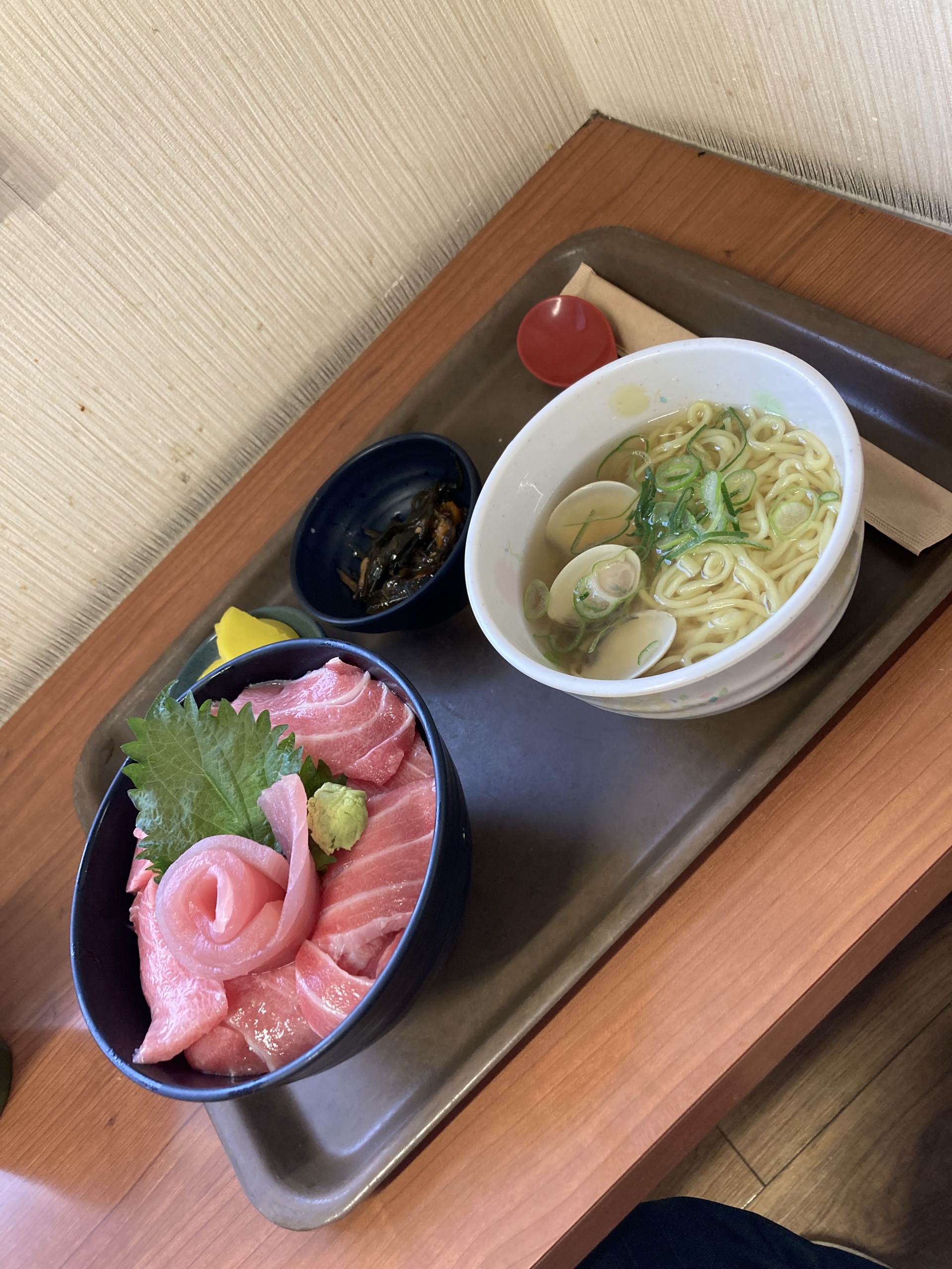 大トロ丼と、貝入りの半ラーメン、小鉢が並ぶトレー