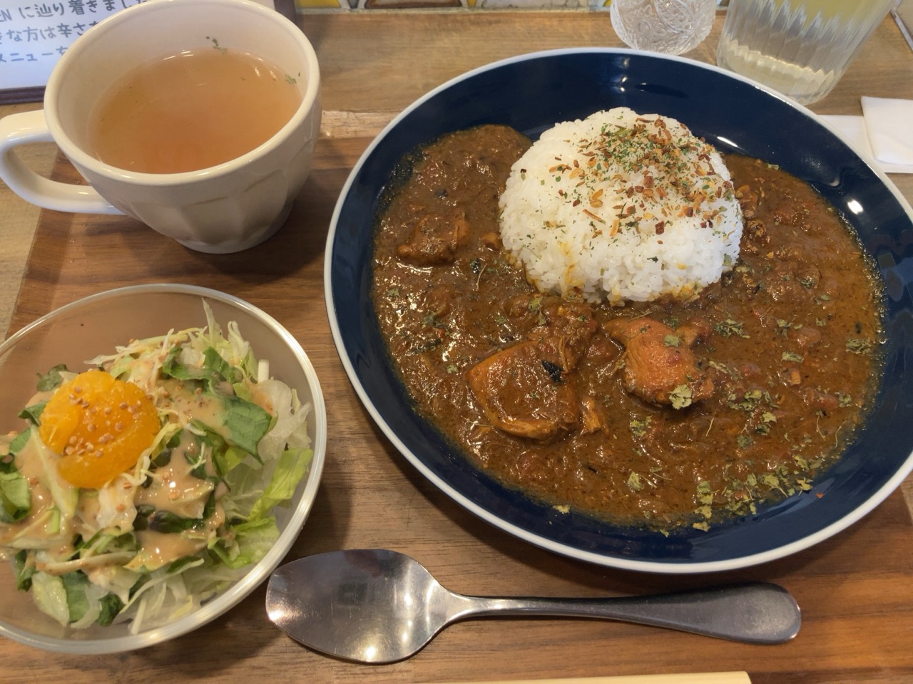 青い皿のチキンカレーとライス、サラダ