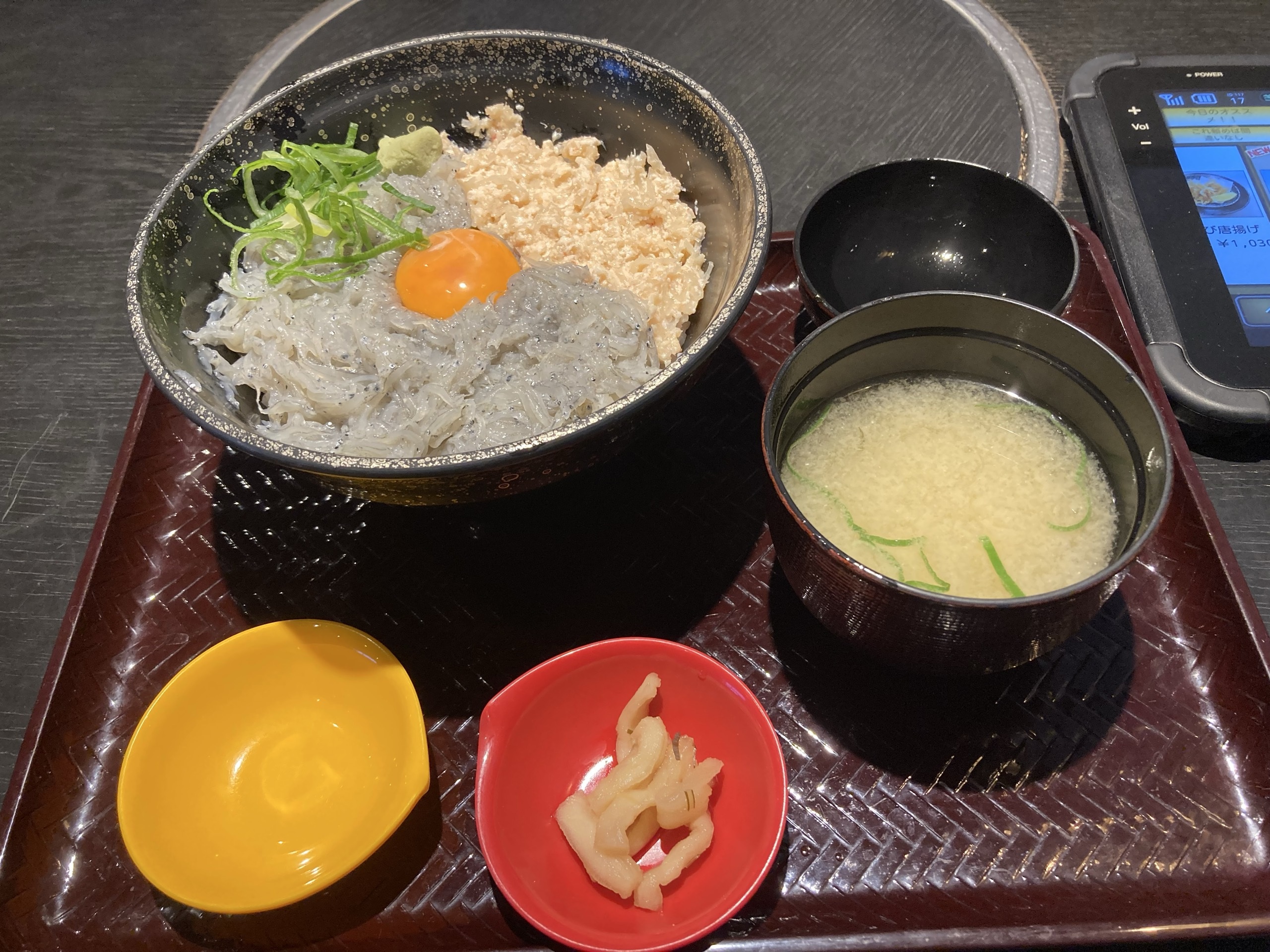 しらすとカニのほぐし身、卵黄がのった丼とみそ汁